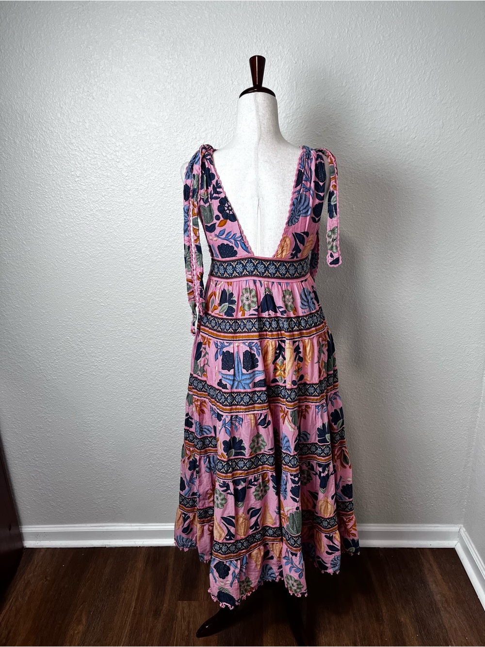 Farm Rio Seashell Tapestry Midi Dress in Bold Floral Print Size Small - Picture 4 of 8